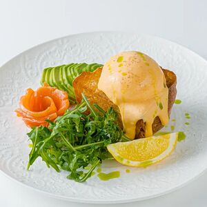 Бриошь с лососем и яйцом пашот