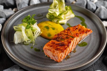 Стейк из лосося с фенхелем и цукини