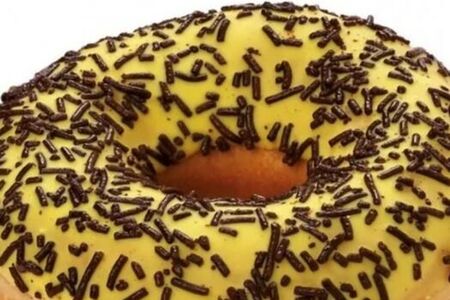 Донат банан с банановой начинкой в белой глазури с молочным шоколадом