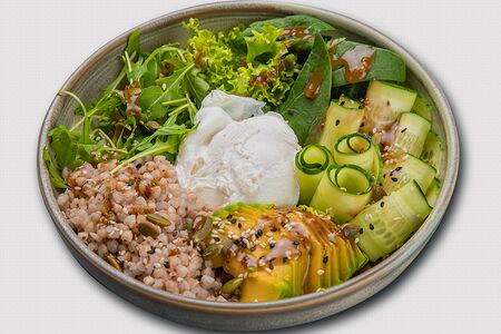 Зеленый боул с овощами и яйцом пашот