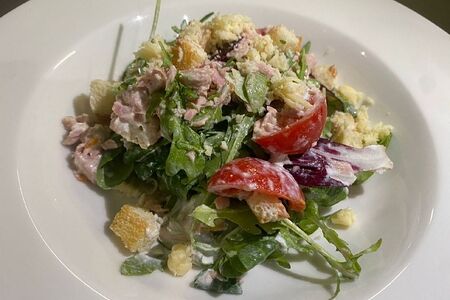 Салат с тунцом и томатами 2я порция