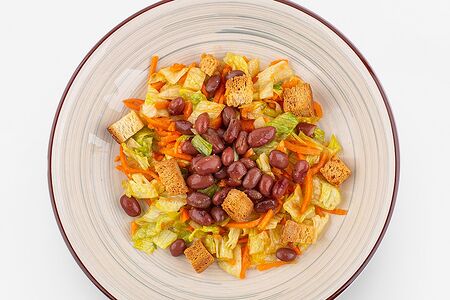 Салат с фасолью и сухариками