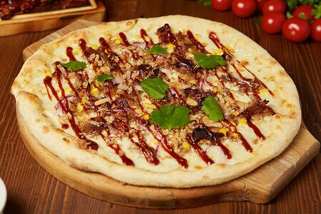 Пицца с рваной свининой и рёбрами