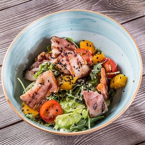 Салат тропический с грудинкой