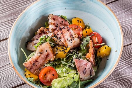 Салат тропический с грудинкой