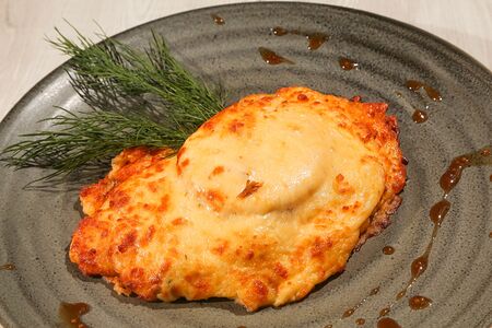 Отбивная куриная грудка под грибной шапочкой жюльен