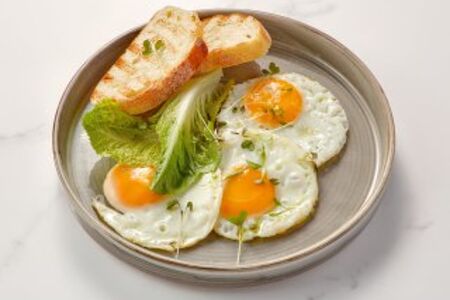 Яичница глазунья из трех яиц