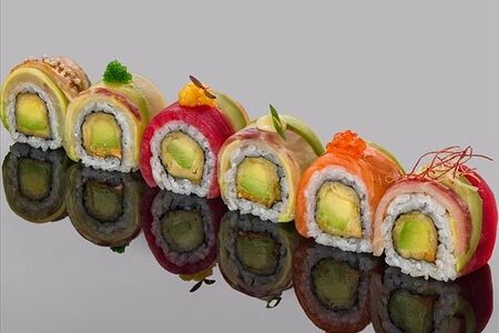 Ролл с пятью видами рыбы, манго и соусом спайси