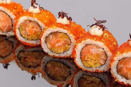 Хрустящий ролл из лосося с жареным луком, тобико и кунжутом юдзу