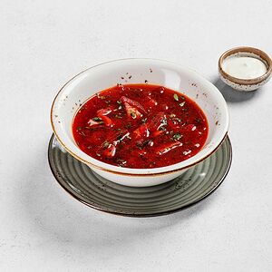 Борщ с говядиной и сметаной