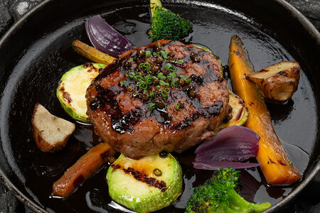 Говяжья котлета с овощами гриль