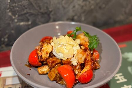 Теплый салат с баклажаном и креветками