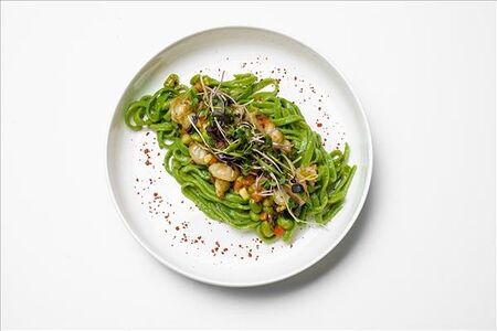 Зеленый удон с креветками