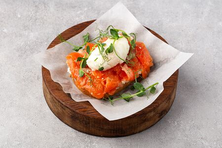 Тост с лососем, авокадо и яйцом пашот