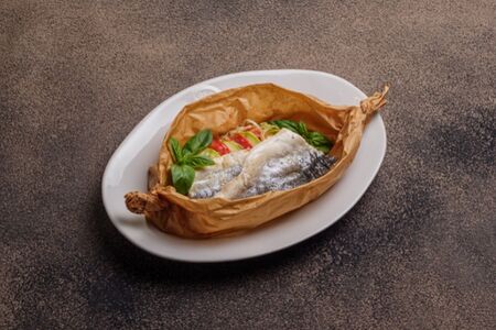 Филе сибаса со шпинатом и белыми грибами