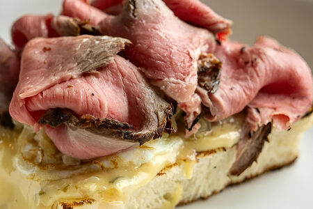 Молочный хлеб, мясо с огня, яйцо, кислый салат