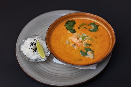 Том ям с морепродуктами