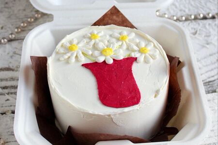 Бенто-торт ваза с ромашками