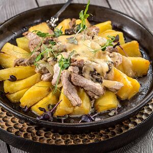 Горячая сковородка со свиной вырезкой