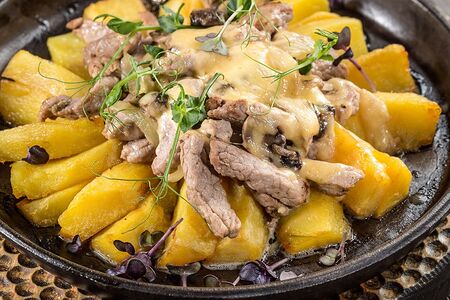 Горячая сковородка со свиной вырезкой