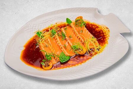 Обожженный лосось с соусом понзу и кумкватом