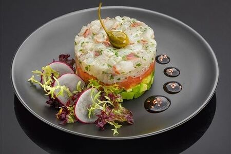 Тартар из сибаса, авокадо и сальсой из помидоров