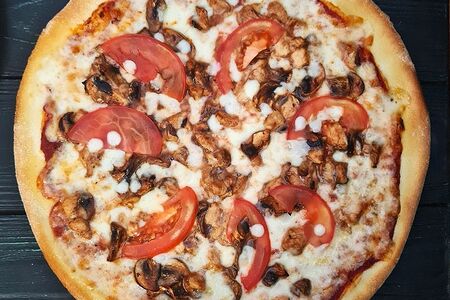 Пицца с курицей и грибами