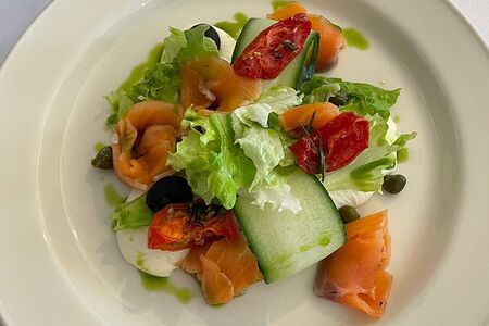 Салат с семгой пряного посола