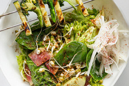 Зеленый салат с теплыми овощами и ореховой заправкой