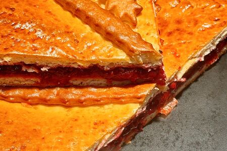 Пирог с ягодной начинкой целый