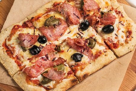 Римская пицца с салями и маслинами 