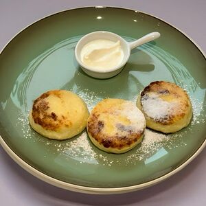 Сырники фирменные со сметаной и джемом