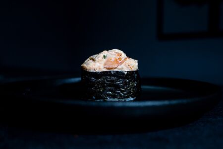 Острый гункан с лососем 