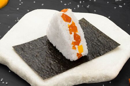 Онигири лосось с манго 