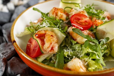 Салат с креветками гриль