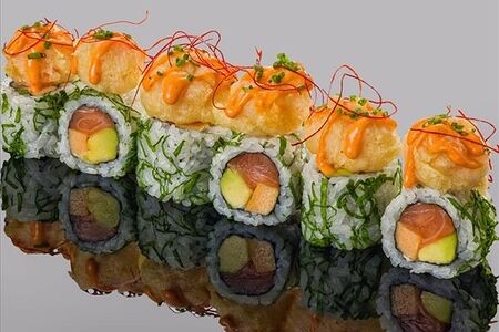 Ролл с тигровой креветкой темпура и соусом Том ям