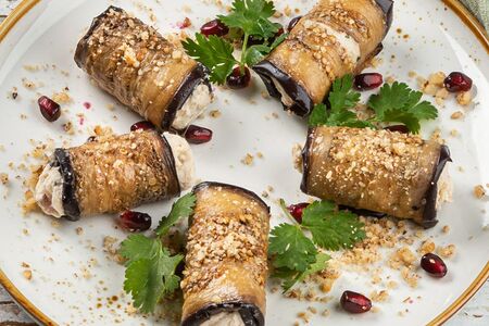 Рулетики из баклажан с сыром, чесноком и вялеными томатами