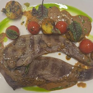 Язык говяжий с томатами черри и картофелем