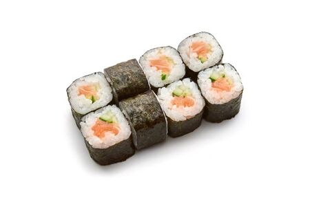 Маки с лососем и огурцом