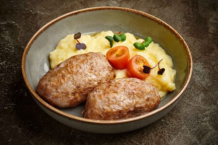 Домашние котлеты с картофельным пюре