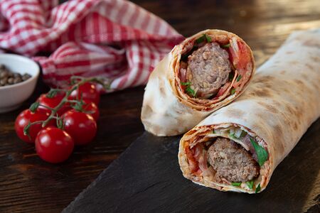 Люля-кебаб в буруме с говядиной и тан