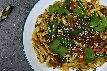 Удон с курицей в соусе черный перец 