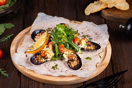 Мидии, запеченные с грибами и сыром