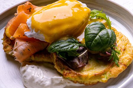 Оладьи кабачковые с лососем, яйцом пашот и голландским соусом