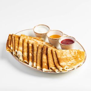 Стопка 12 блинов со сметаной