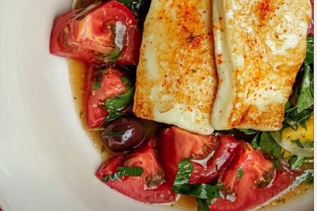 Халлуми, манго, томаты, оливки