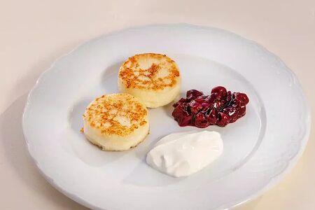 Сырники со сметаной и вишневым соусом