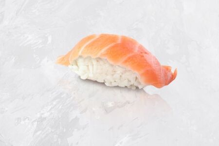 Суши с копчёным лососем