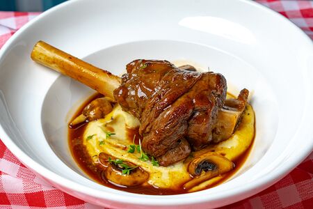 Голяшка ягненка с трюфельным пюре