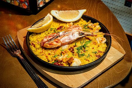 Паэлья с лангустинами, креветками и чоризо